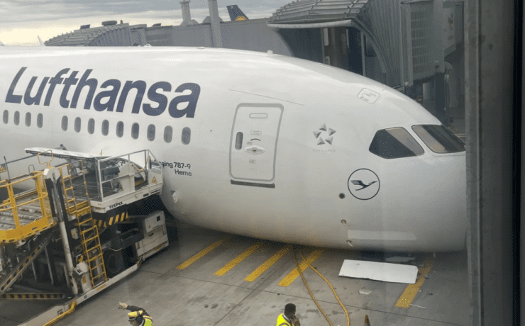 the nosewheel of a lufthansa boeing 787 has collapsed at Franfurt Airport