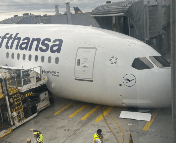 the nosewheel of a lufthansa boeing 787 has collapsed at Franfurt Airport