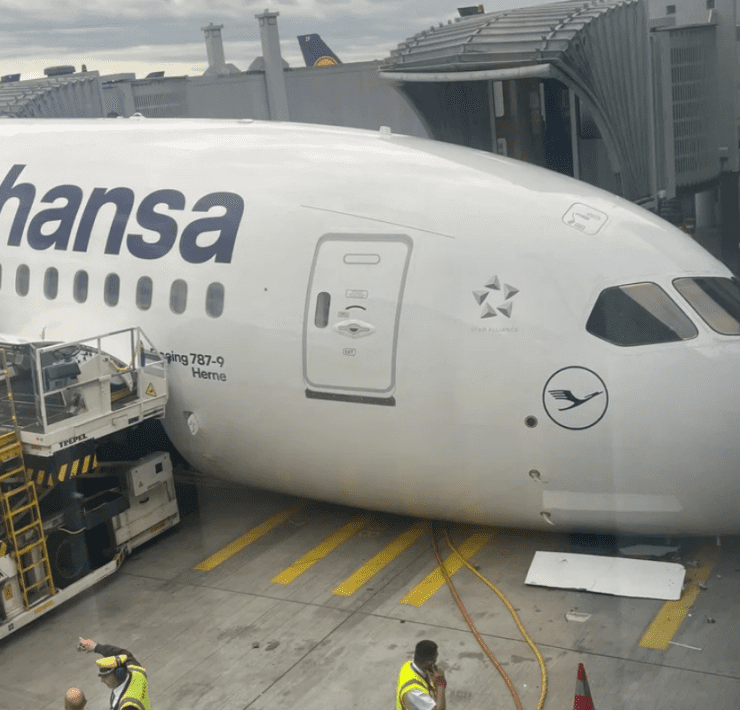 the nosewheel of a lufthansa boeing 787 has collapsed at Franfurt Airport
