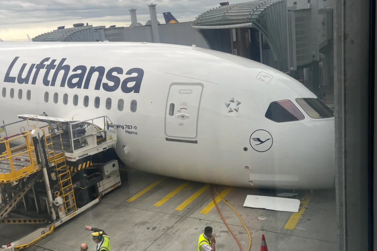 the nosewheel of a lufthansa boeing 787 has collapsed at Franfurt Airport