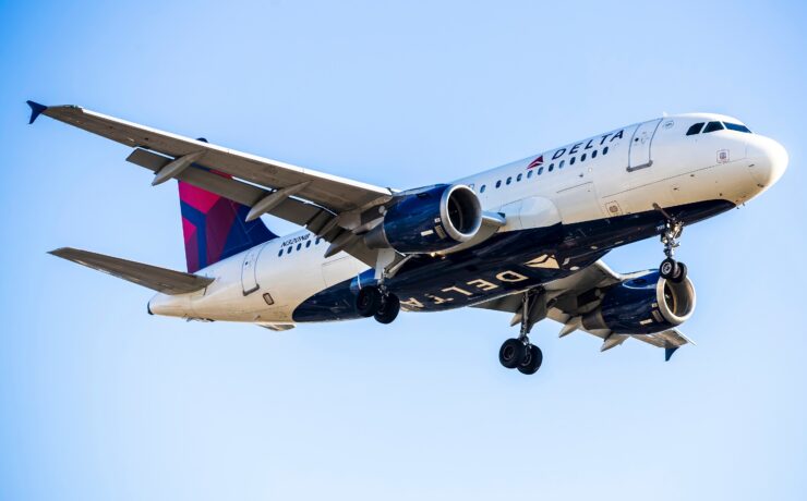 a delta air lines airbus a319 flying in the sky