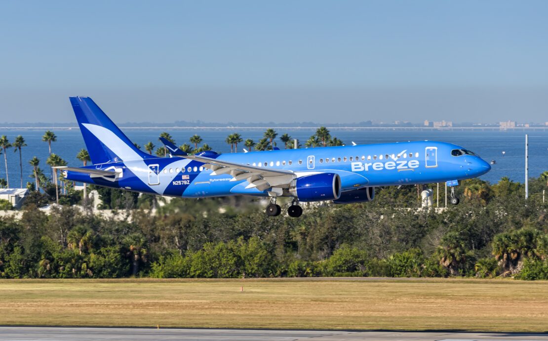 a breeze airways airbus a220 coming into land