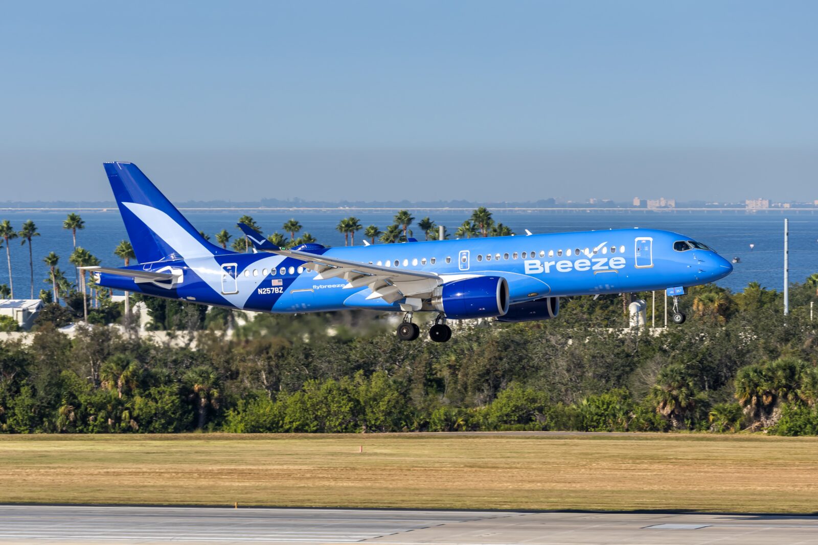 a breeze airways airbus a220 coming into land