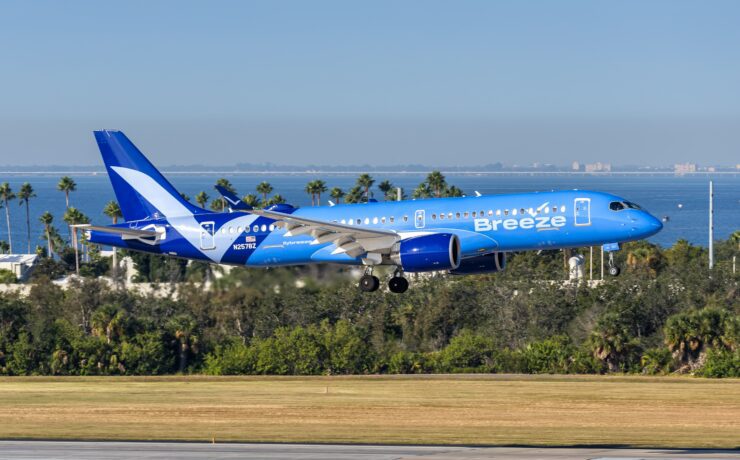 a breeze airways airbus a220 coming into land