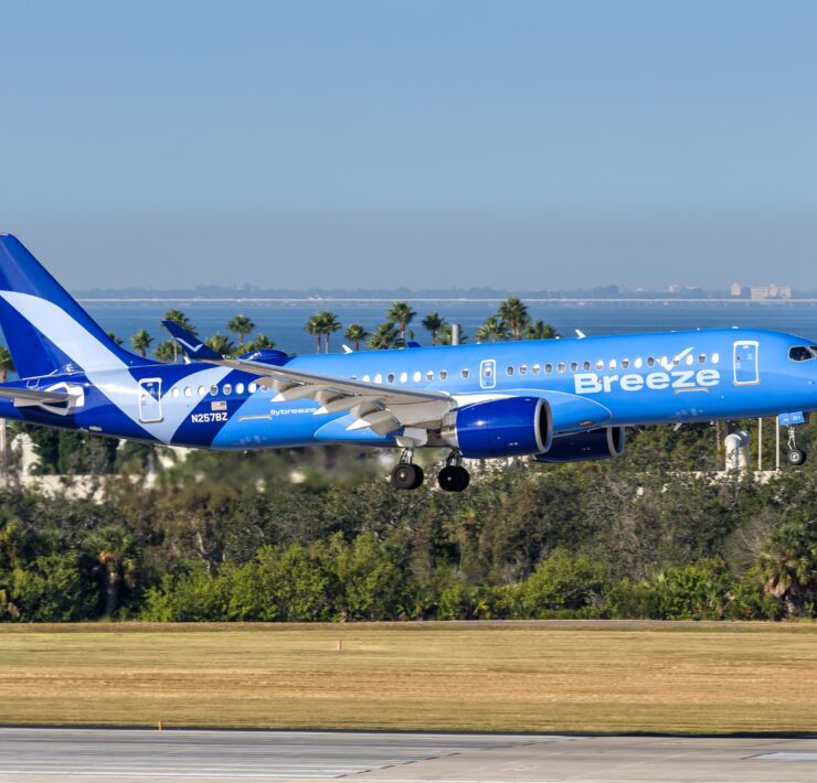 a breeze airways airbus a220 coming into land