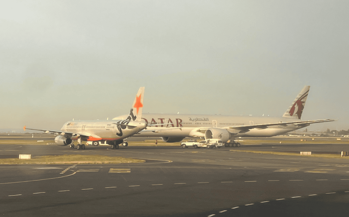 a jetstar plane and a qatar airways plane at sydney airport