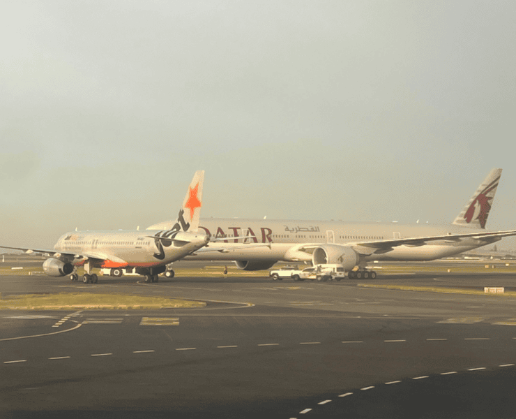 a jetstar plane and a qatar airways plane at sydney airport