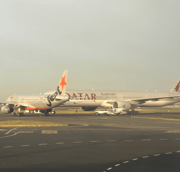 a jetstar plane and a qatar airways plane at sydney airport