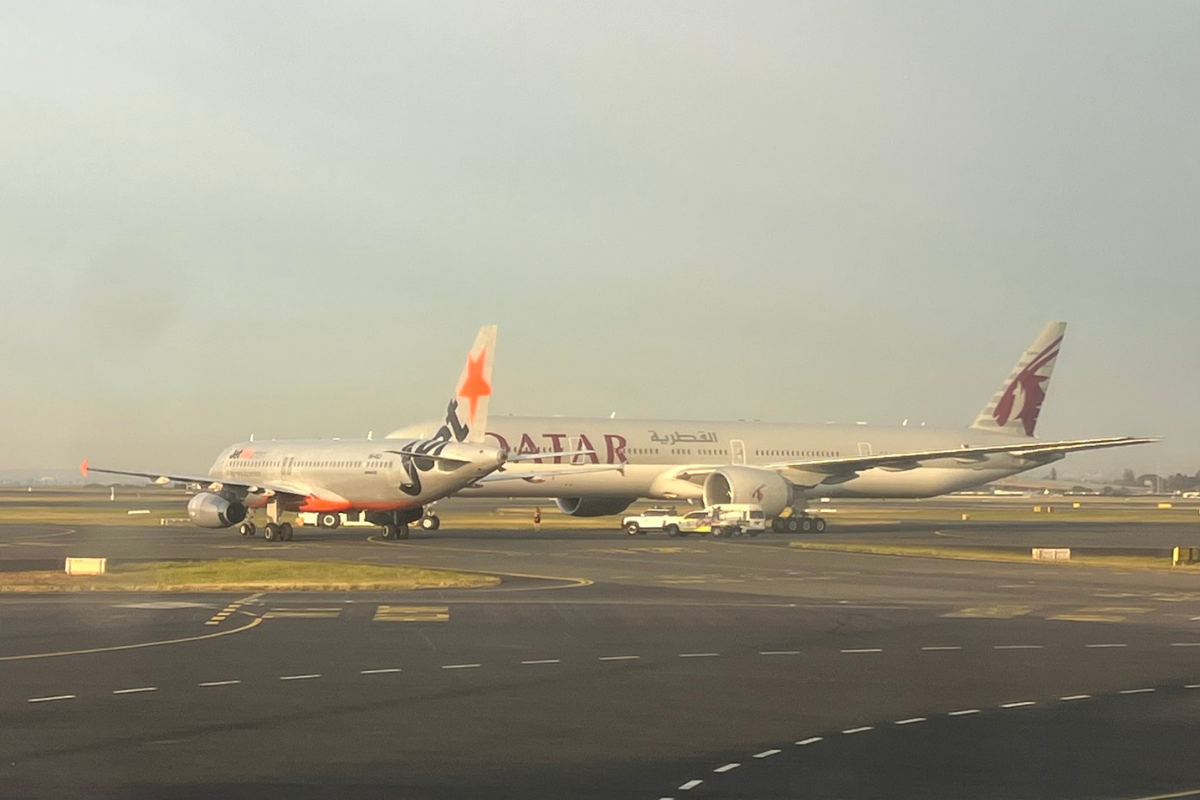 a jetstar plane and a qatar airways plane at sydney airport