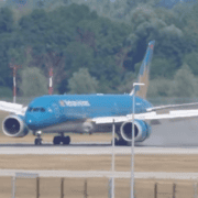 a screenshot of a vietnam airlines Boeing 787 landing at Munich Airport