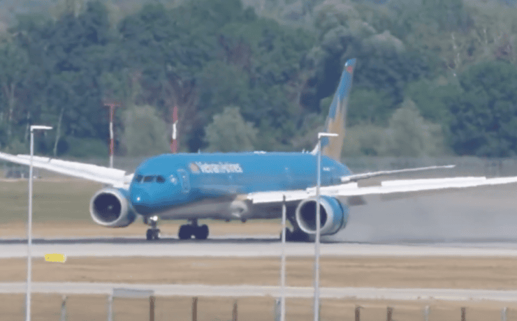 a screenshot of a vietnam airlines Boeing 787 landing at Munich Airport