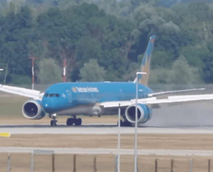 a screenshot of a vietnam airlines Boeing 787 landing at Munich Airport
