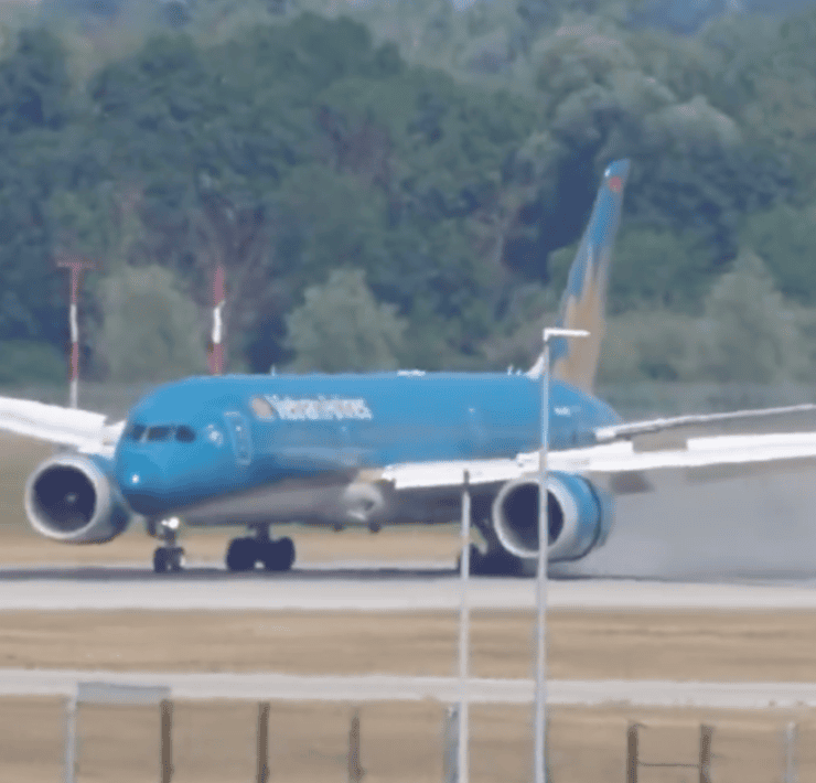 a screenshot of a vietnam airlines Boeing 787 landing at Munich Airport