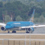 a screenshot of a vietnam airlines Boeing 787 landing at Munich Airport