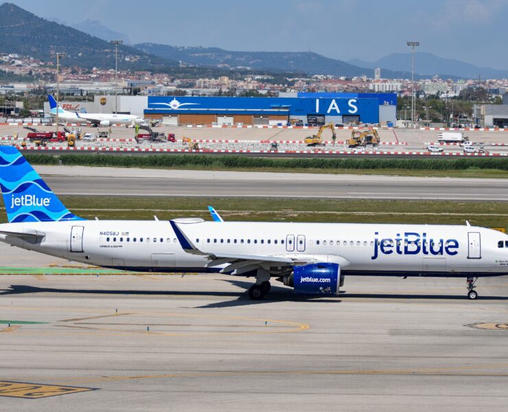 a jetblue airplane at barcelona airport