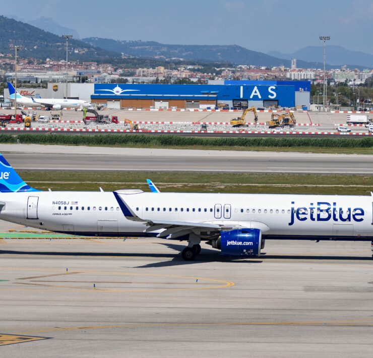 a jetblue airplane at barcelona airport